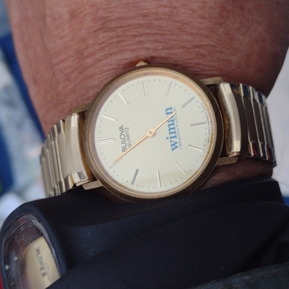 Vintage Bulova Quartz Goldtone Winman Co. Promo Men's Watch - Picture 1 of 2